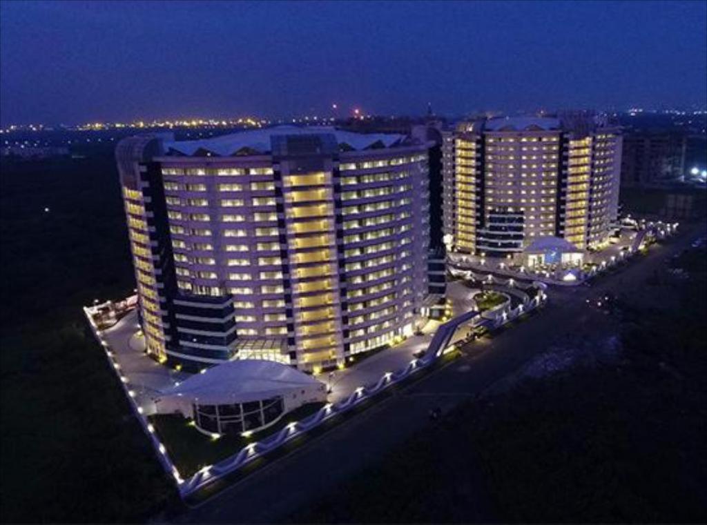 7 Star Weekend Studio At Rajhans Belliza By Global Hospitality Súrat Exteriér fotografie
