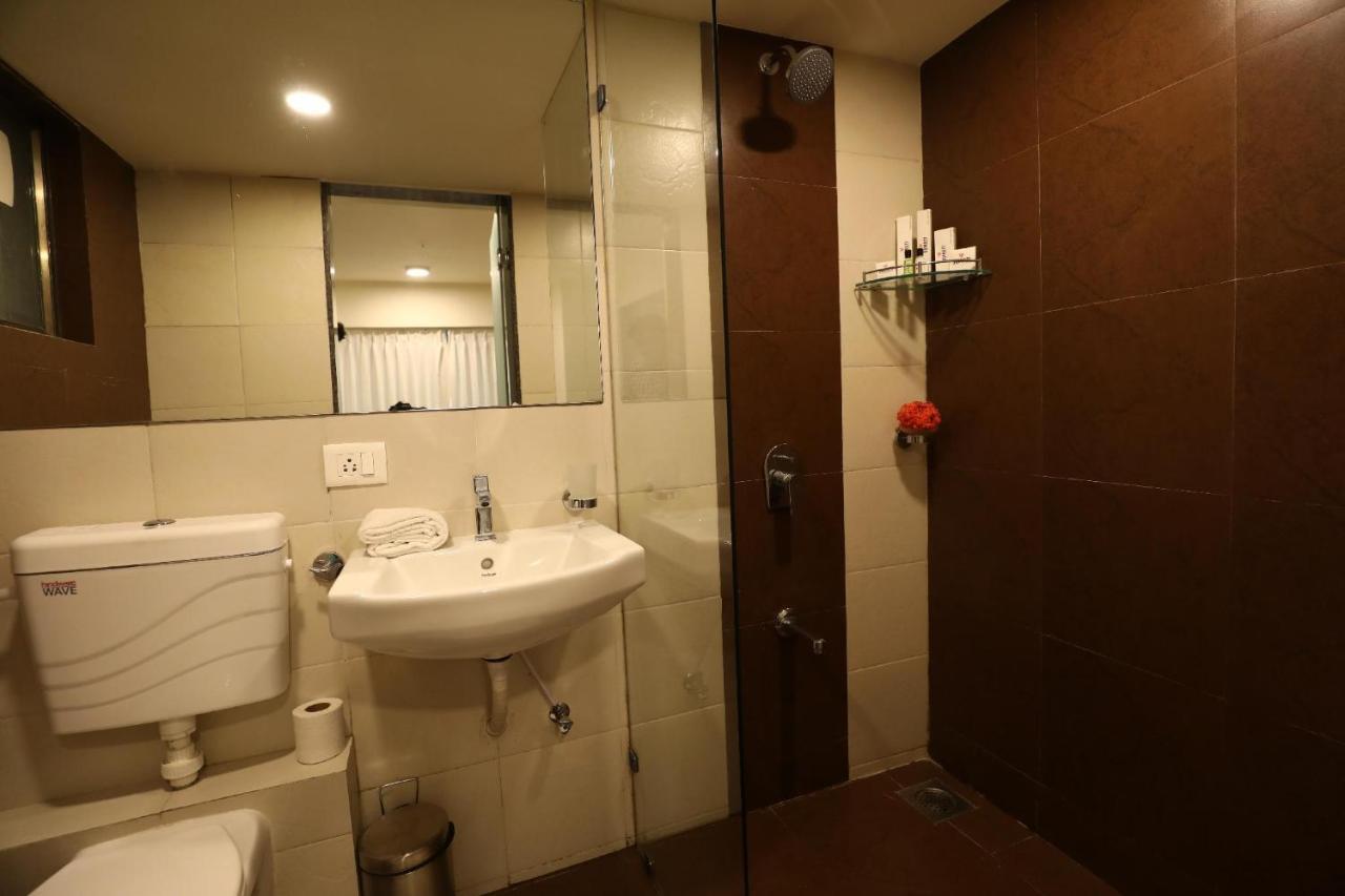 7 Star Weekend Studio At Rajhans Belliza By Global Hospitality Súrat Exteriér fotografie